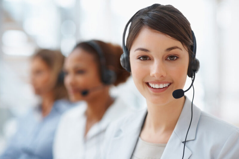 Nhân viên chăm sóc khách hàng tư vấn và giải đáp thắc mắc của khách hàng
